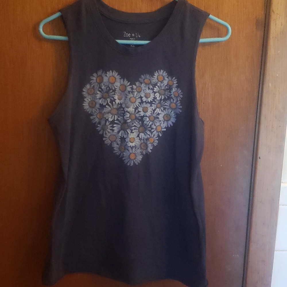 $5/$25 Blue daisy heart muscle tee